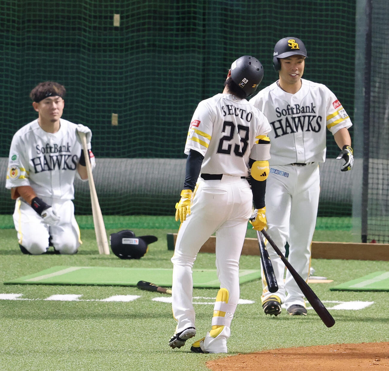 ライブBPで打席に入り調整するソフトバンク周東、納得してない雰囲気で近藤と交代、左は牧原大（撮影・梅根麻紀）