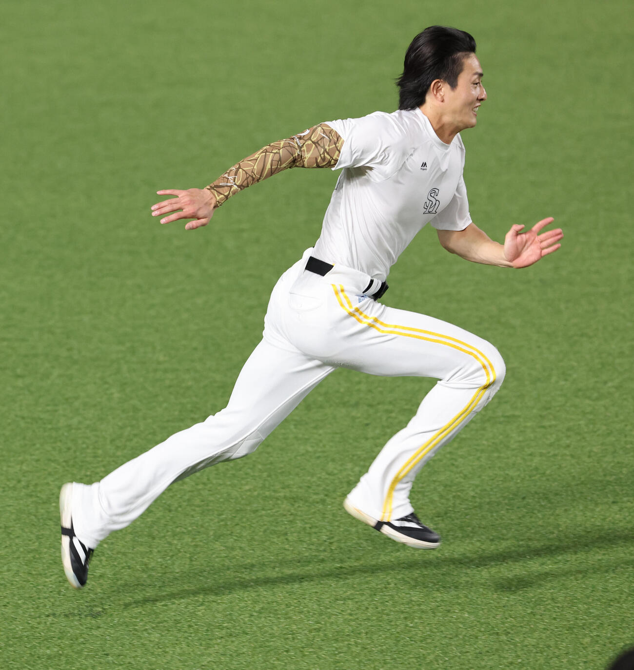 練習前にダッシュをするソフトバンク周東（撮影・梅根麻紀）