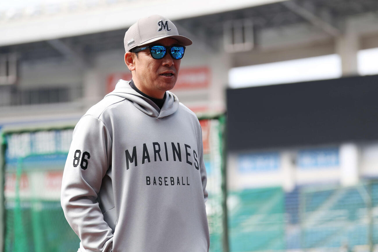 ロッテ対阪神　試合前練習を終え引き揚げるロッテのサブロー監督（撮影・宮地輝）