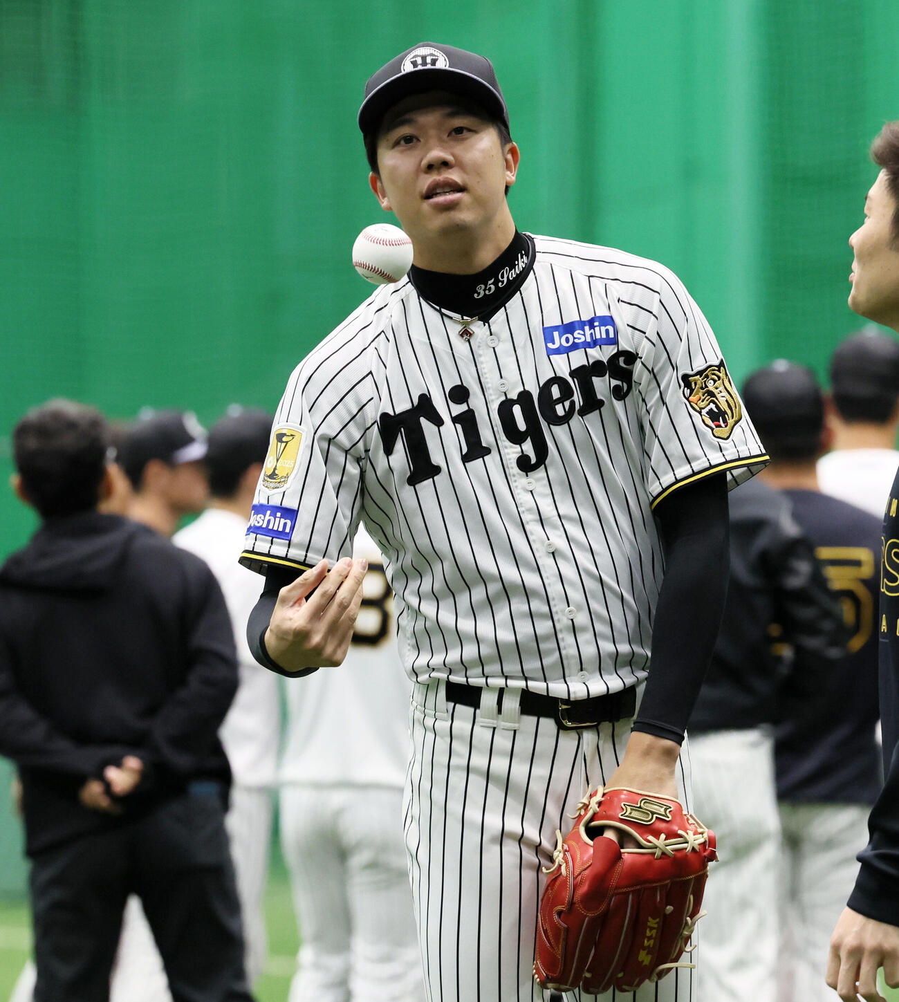 練習で笑顔を見せる阪神才木（撮影・加藤哉）
