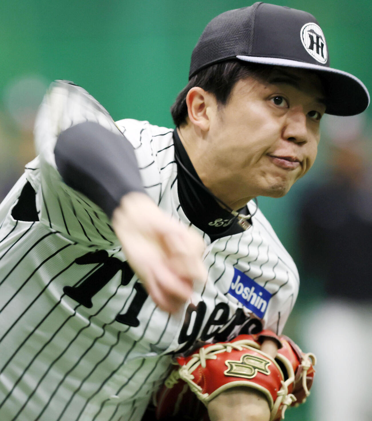 練習で笑顔を見せる阪神才木（撮影・加藤哉）