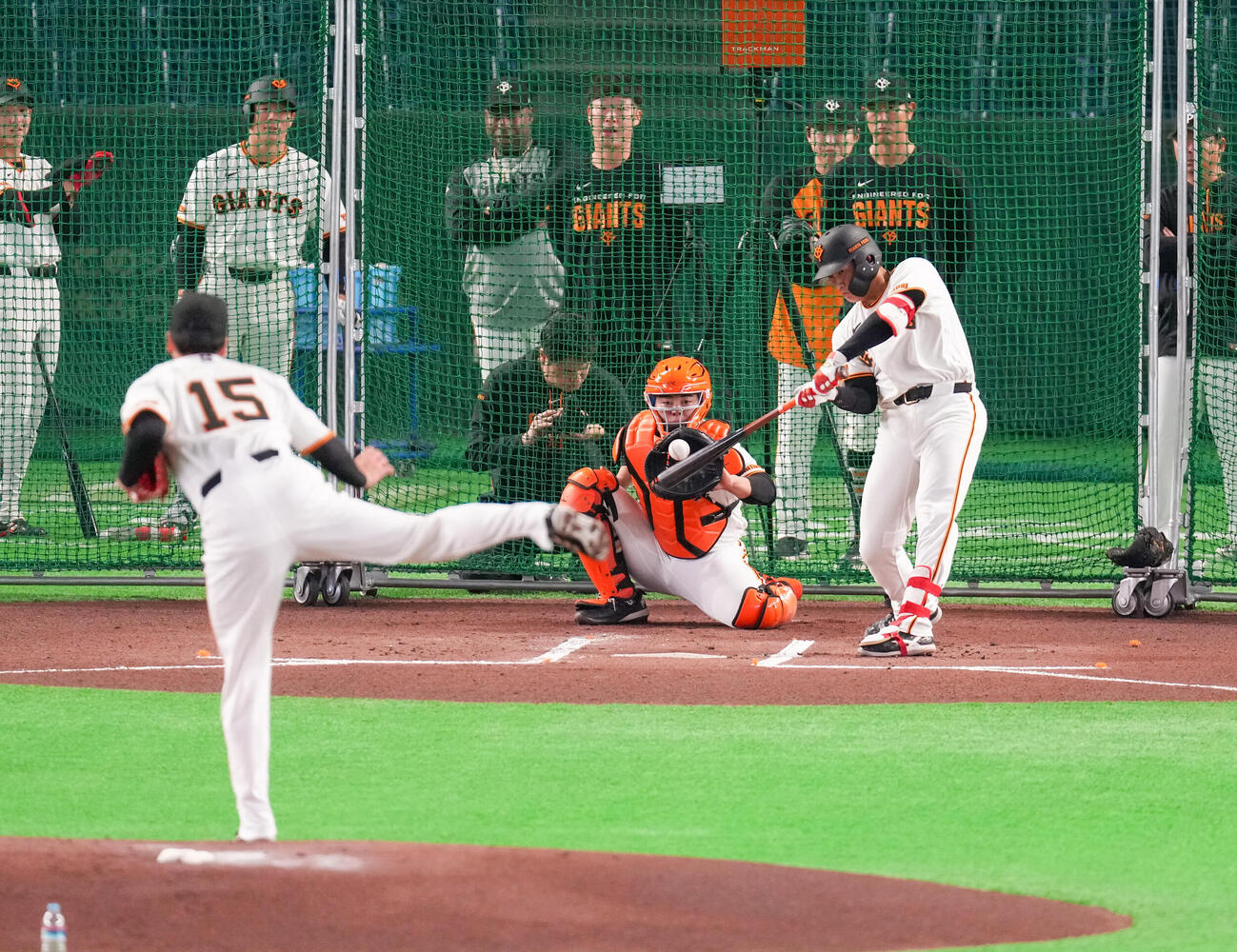 ライブBPで本塁打を放つ巨人増田陸。投手は大勢（撮影・増田悦実）