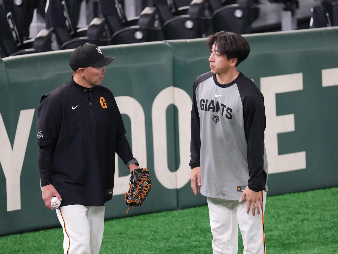 巨人阿部監督（左）にあいさつをする大勢（撮影・増田悦実）