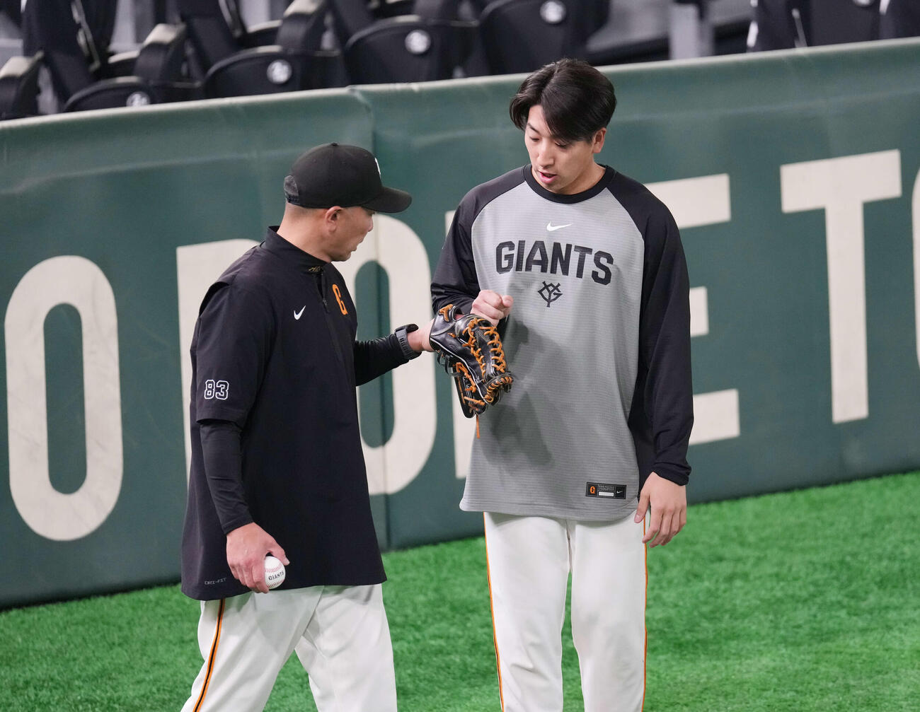 タッチを交わす巨人阿部監督（左）と大勢（撮影・増田悦実）