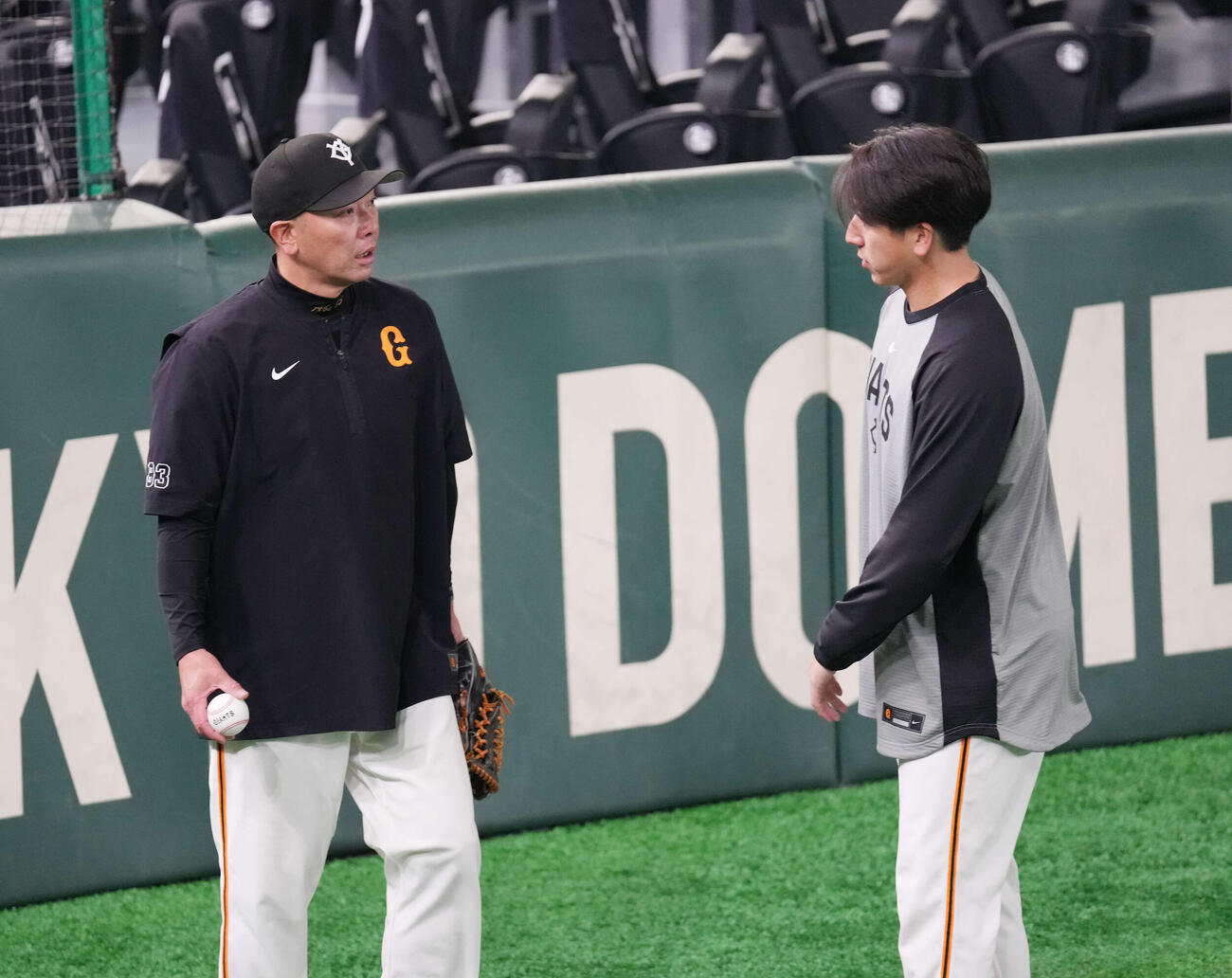 巨人阿部監督（左）にあいさつをする大勢（撮影・増田悦実）