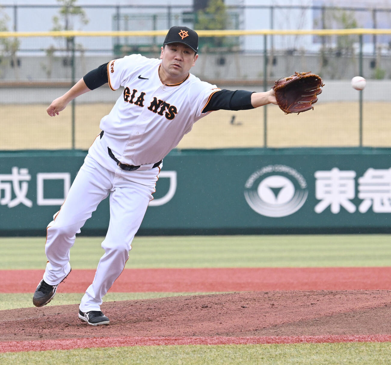 巨人対西武　1回表西武1死、秋山の安打に反応する巨人先発・田中将（撮影・千葉一成）
