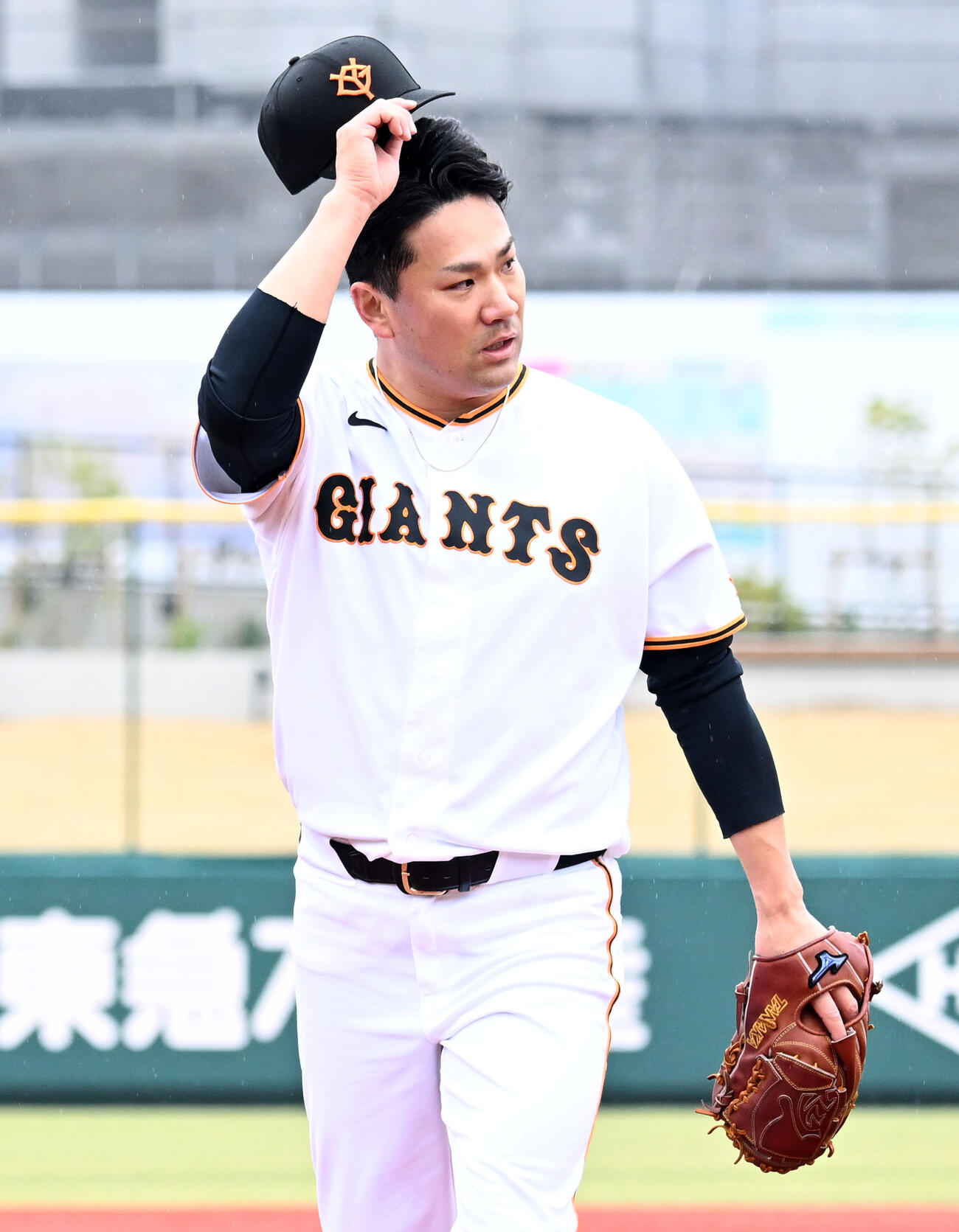巨人対西武　先制点を奪われた1回の投球を終え、渋い表情でベンチに戻る巨人先発・田中将（撮影・千葉一成）