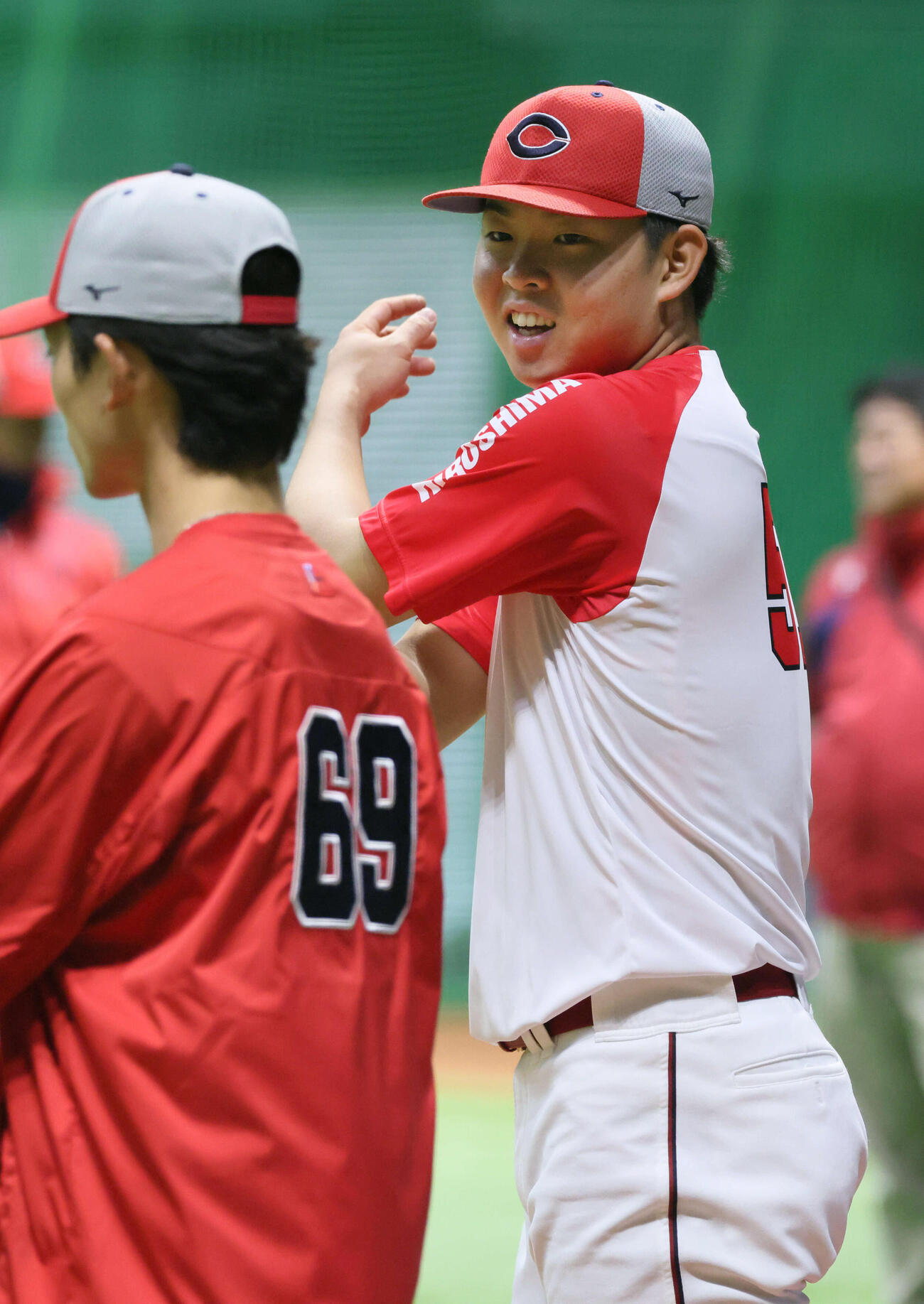 練習中、笑顔を見せる広島平川（撮影・加藤孝規）
