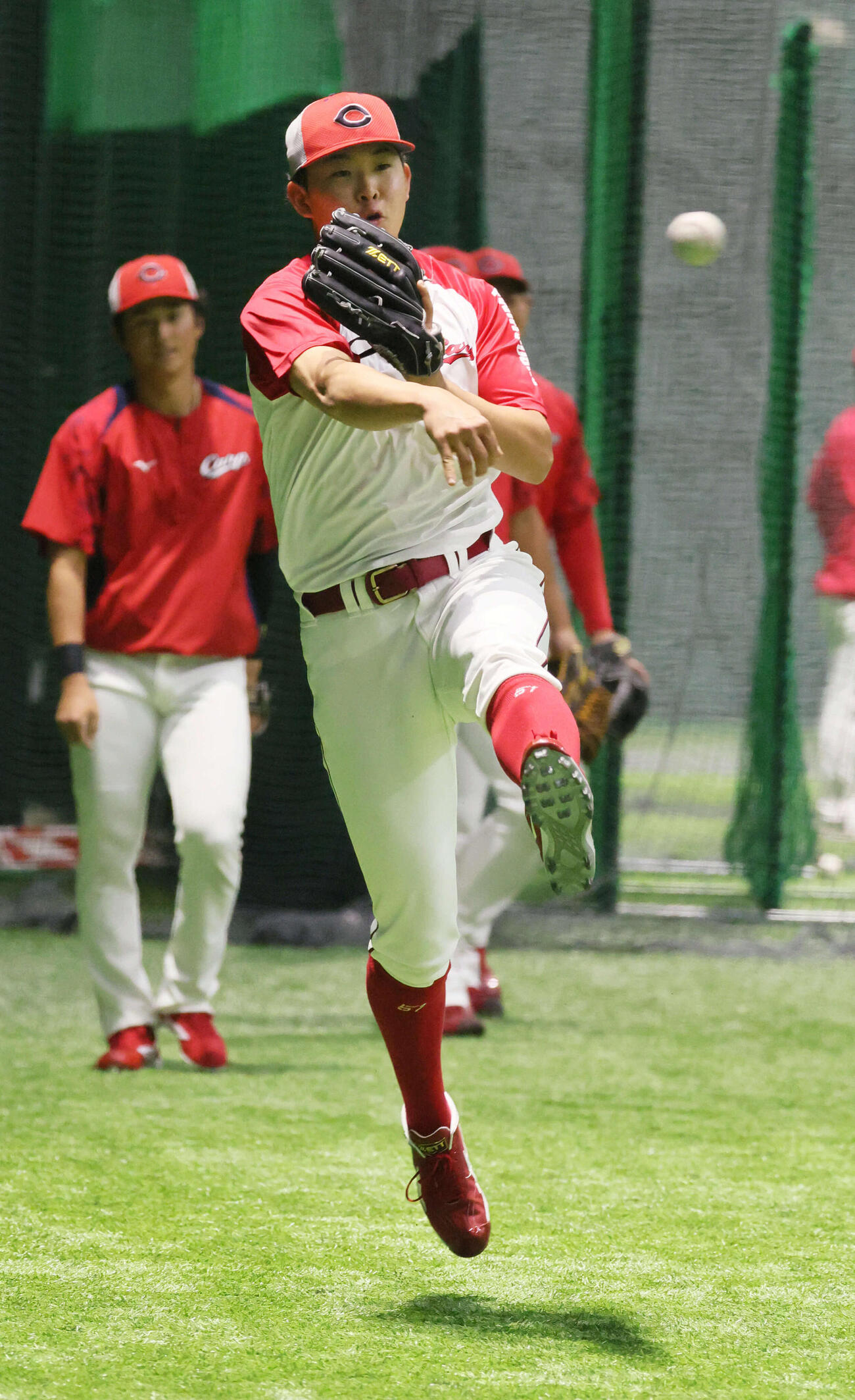 ノックを受ける広島平川（撮影・加藤孝規）