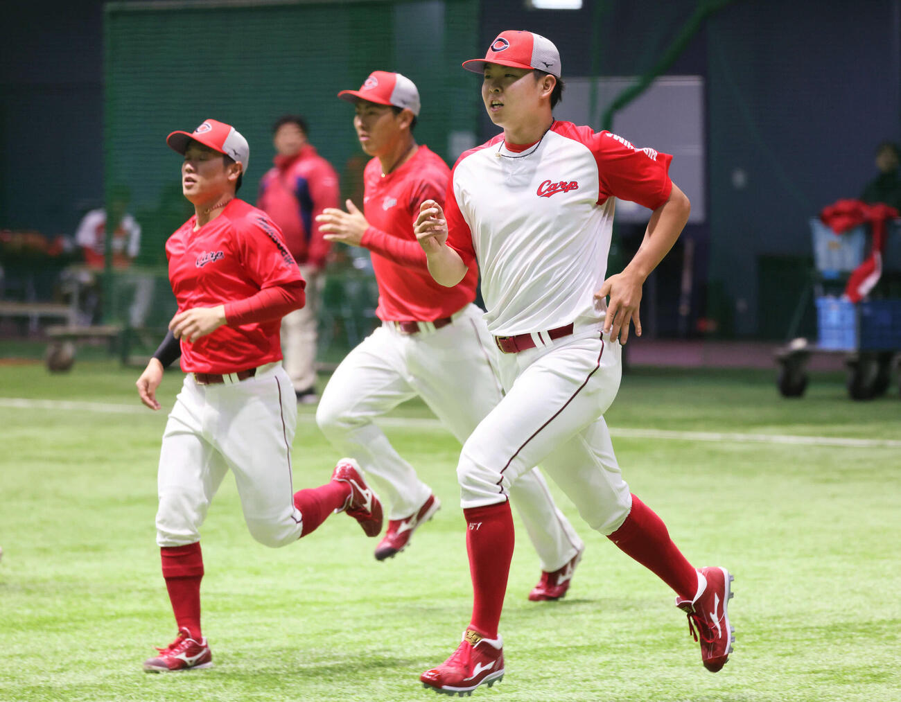 ランニングする広島平川（右）と勝田（左）。中央は佐藤啓（撮影・加藤孝規）