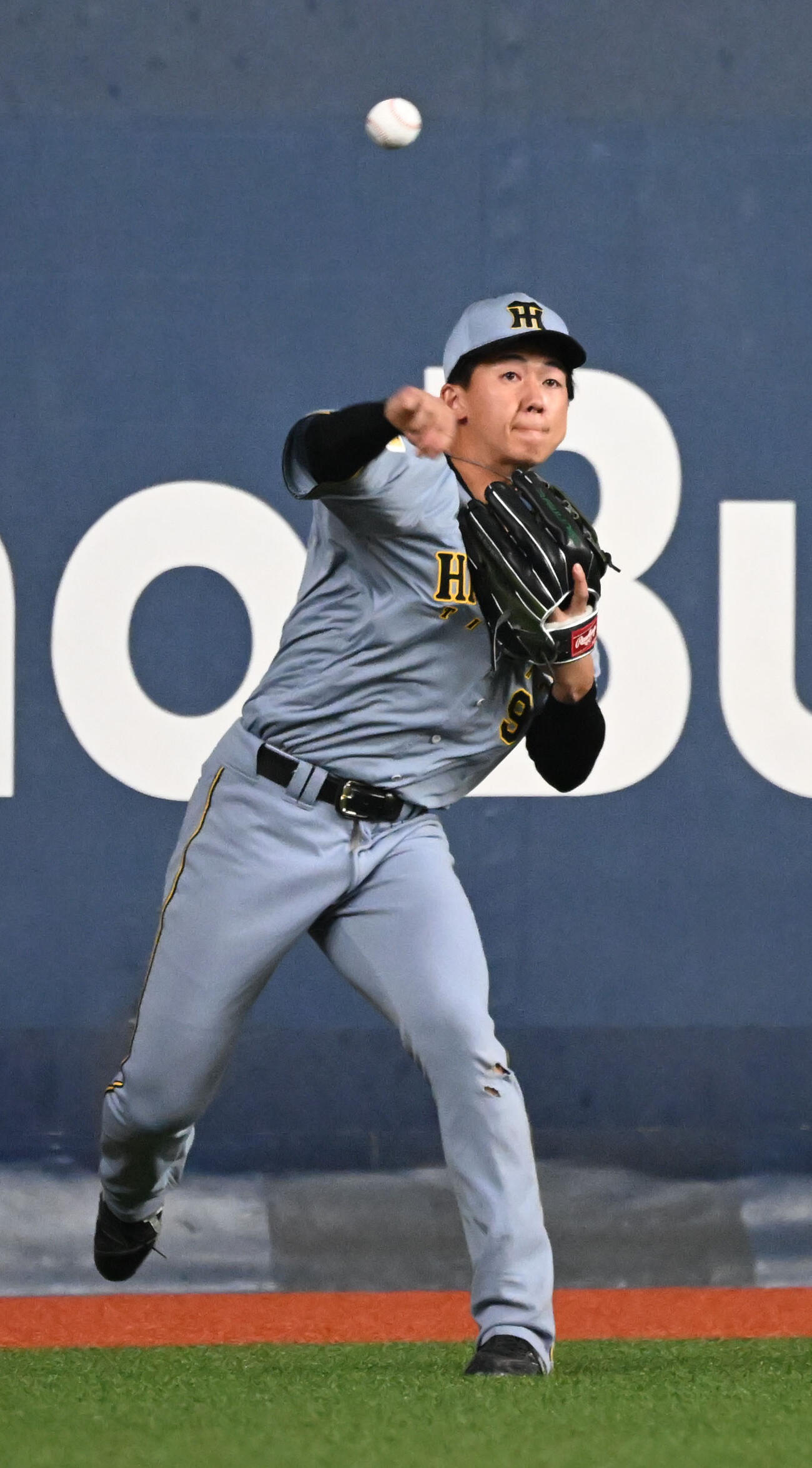 4回裏オリックス2死満塁、内藤の適時二塁打で素早く内野にボールを返す左翼手立石（撮影・和賀正仁）