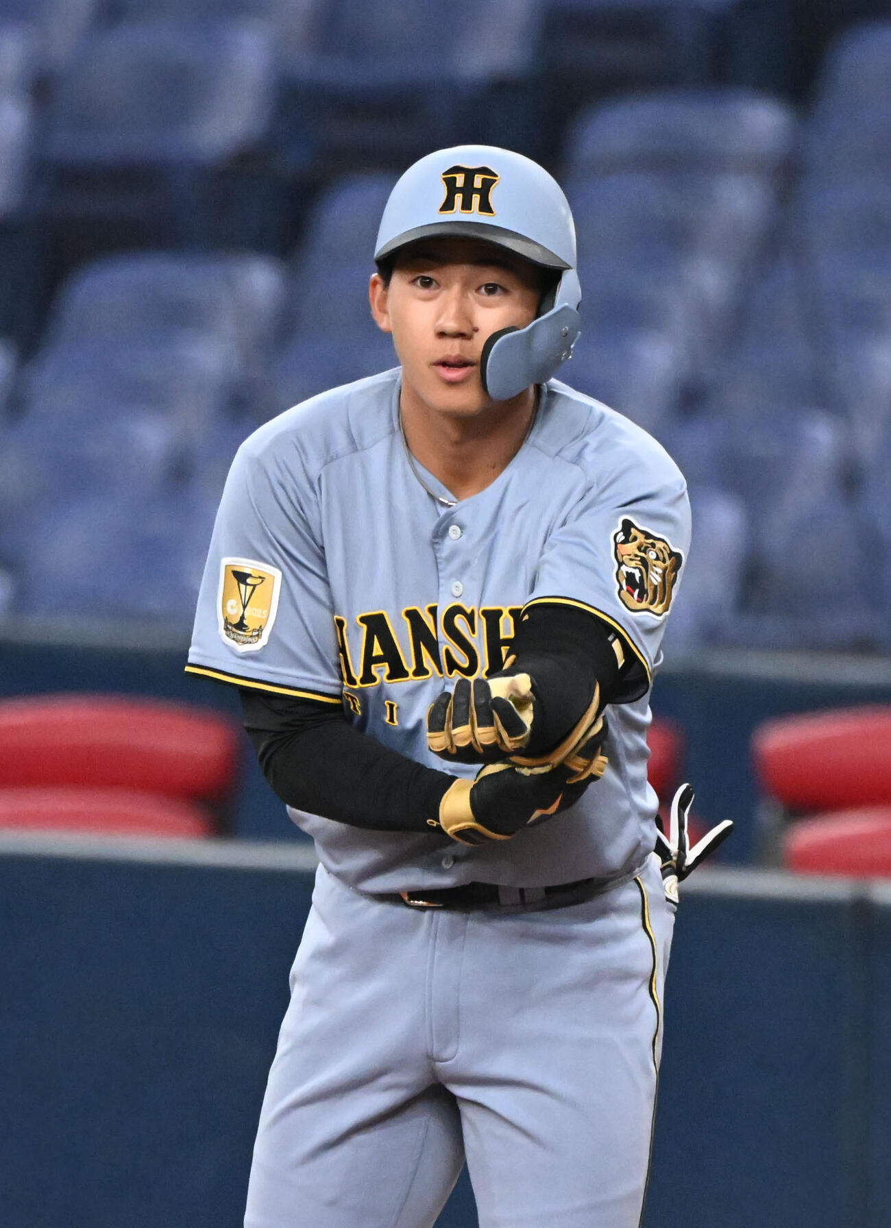 オリックス対阪神　1回表阪神1死一、二塁、遊撃へ内野安打を放った」立石（撮影・和賀正仁）