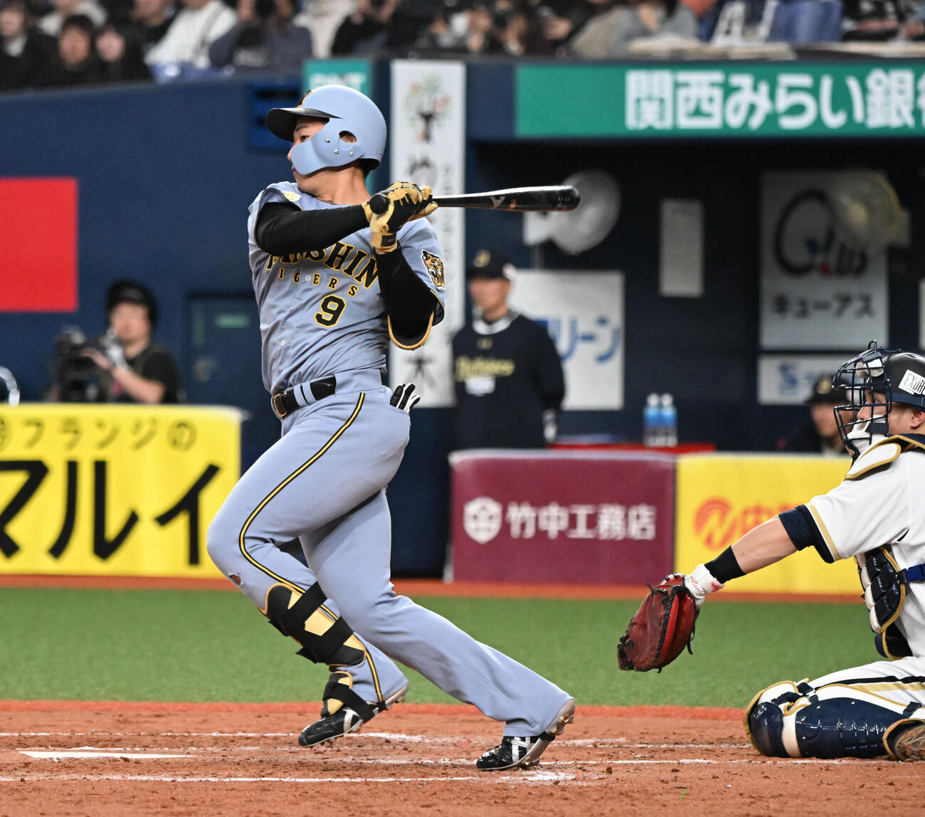 オリックス対阪神　3回表阪神2死二塁、鋭い打球を三塁に飛ばす立石（撮影・和賀正仁）