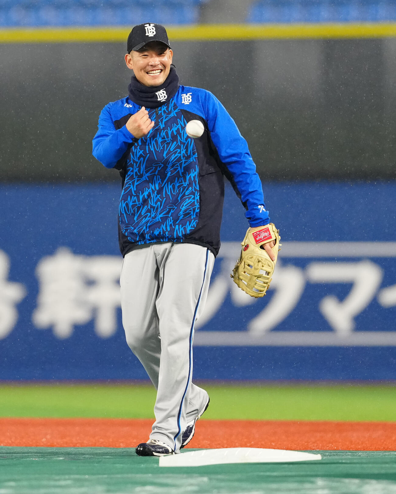 練習で笑顔のDeNA筒香（撮影・鈴木みどり）