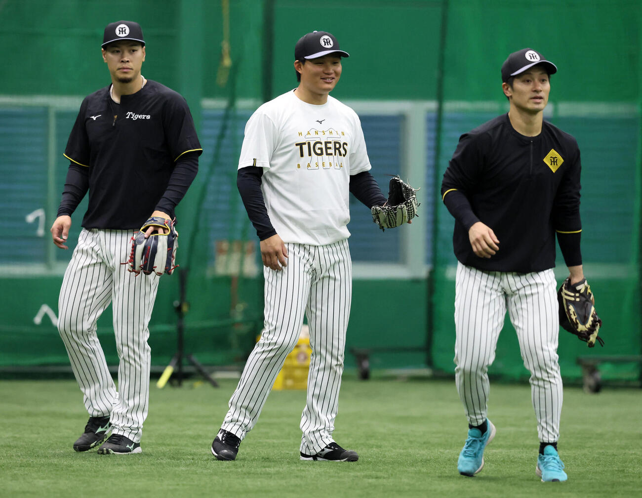 ノックを受ける、左から阪神佐藤、森下、坂本（撮影・加藤哉）