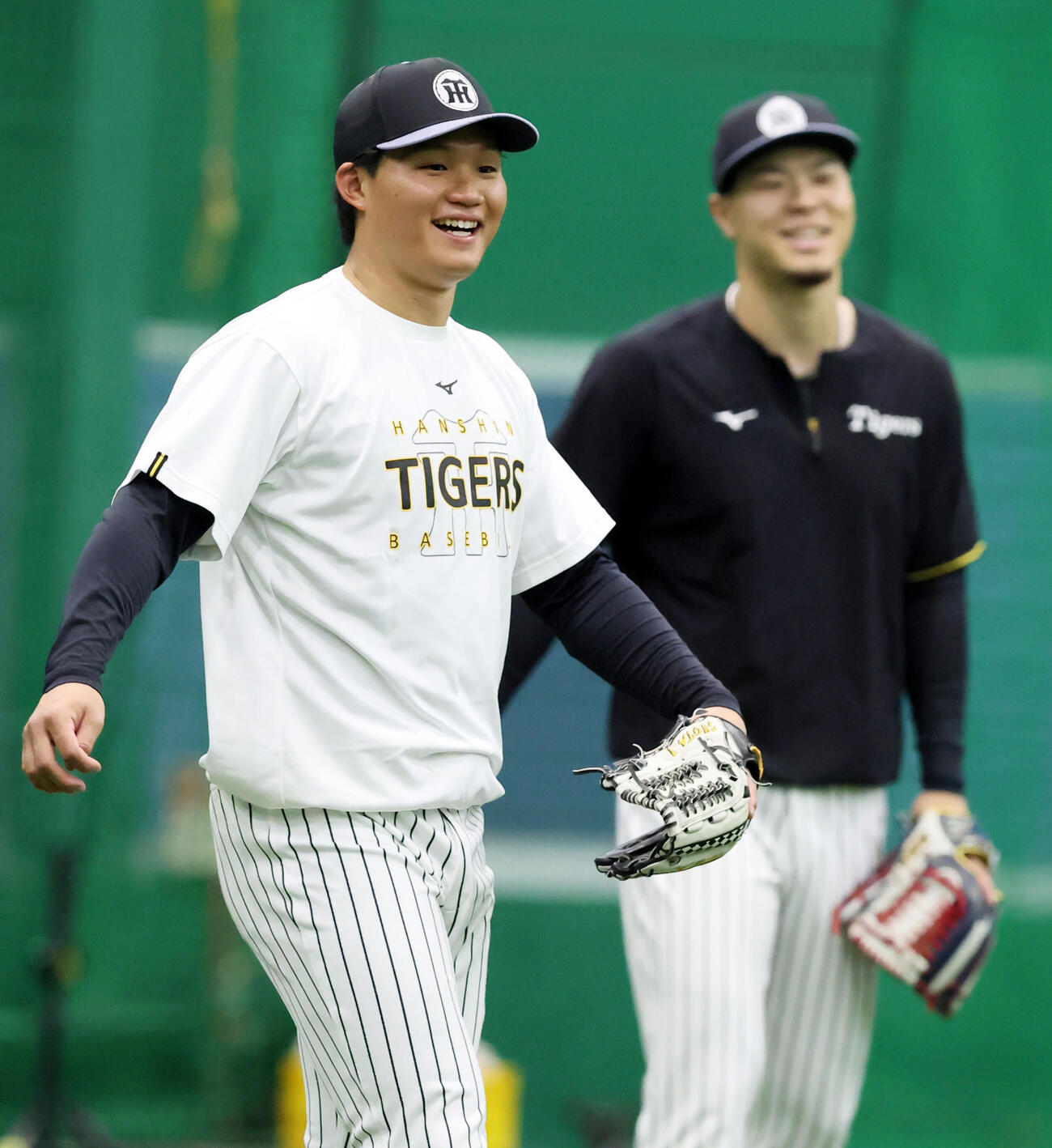 練習で佐藤（右）とノックを受ける阪神森下（撮影・加藤哉）