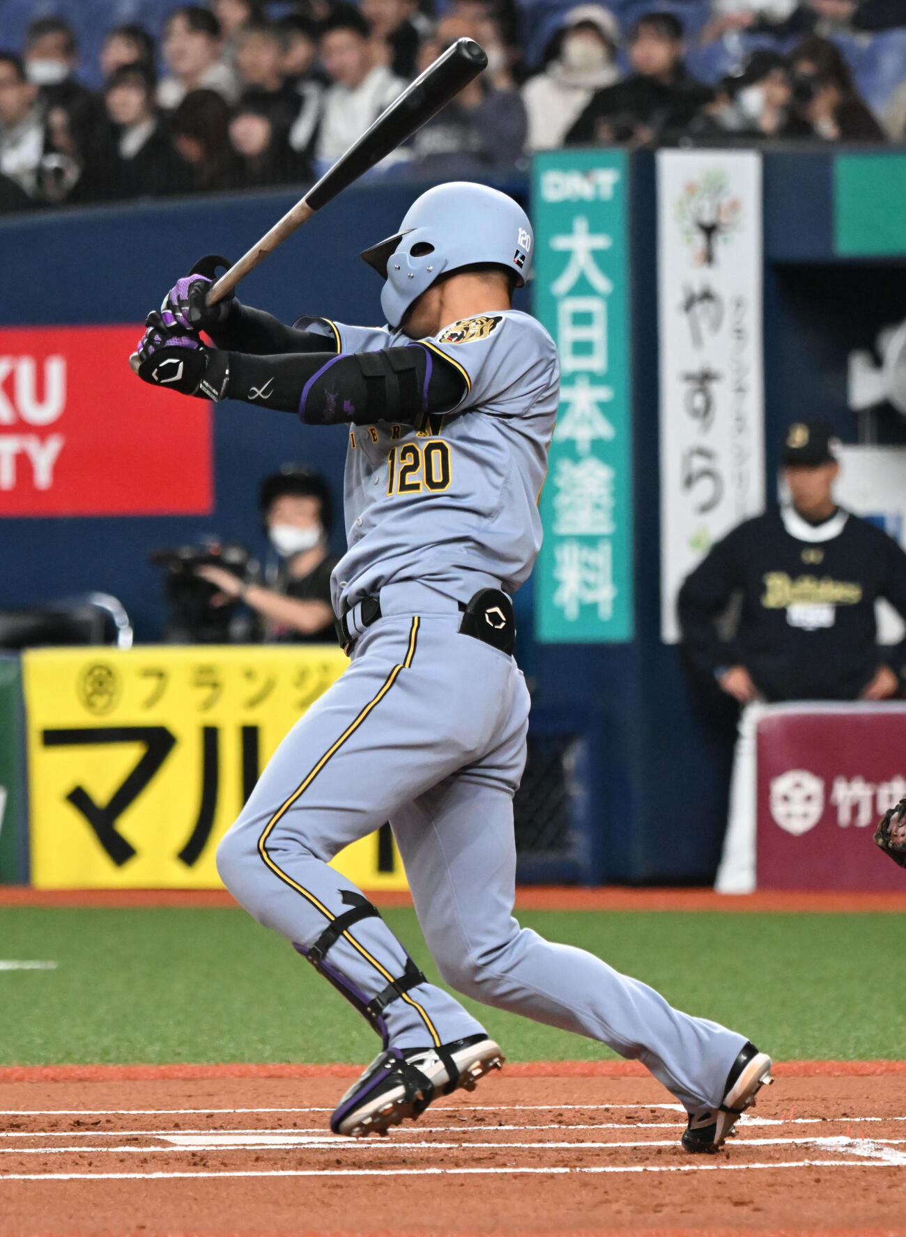 オリックス対阪神　1回表阪神1死一、二塁、右前適時打を放つ西純（撮影・和賀正仁）