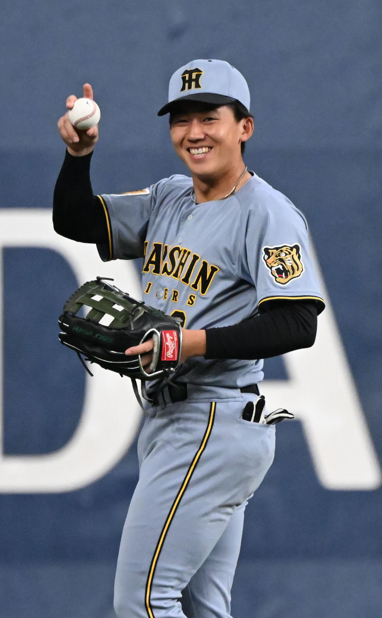 オリックス対阪神　4回、守備につき明るい表情を見せる左翼手阪神立石（撮影・和賀正仁）