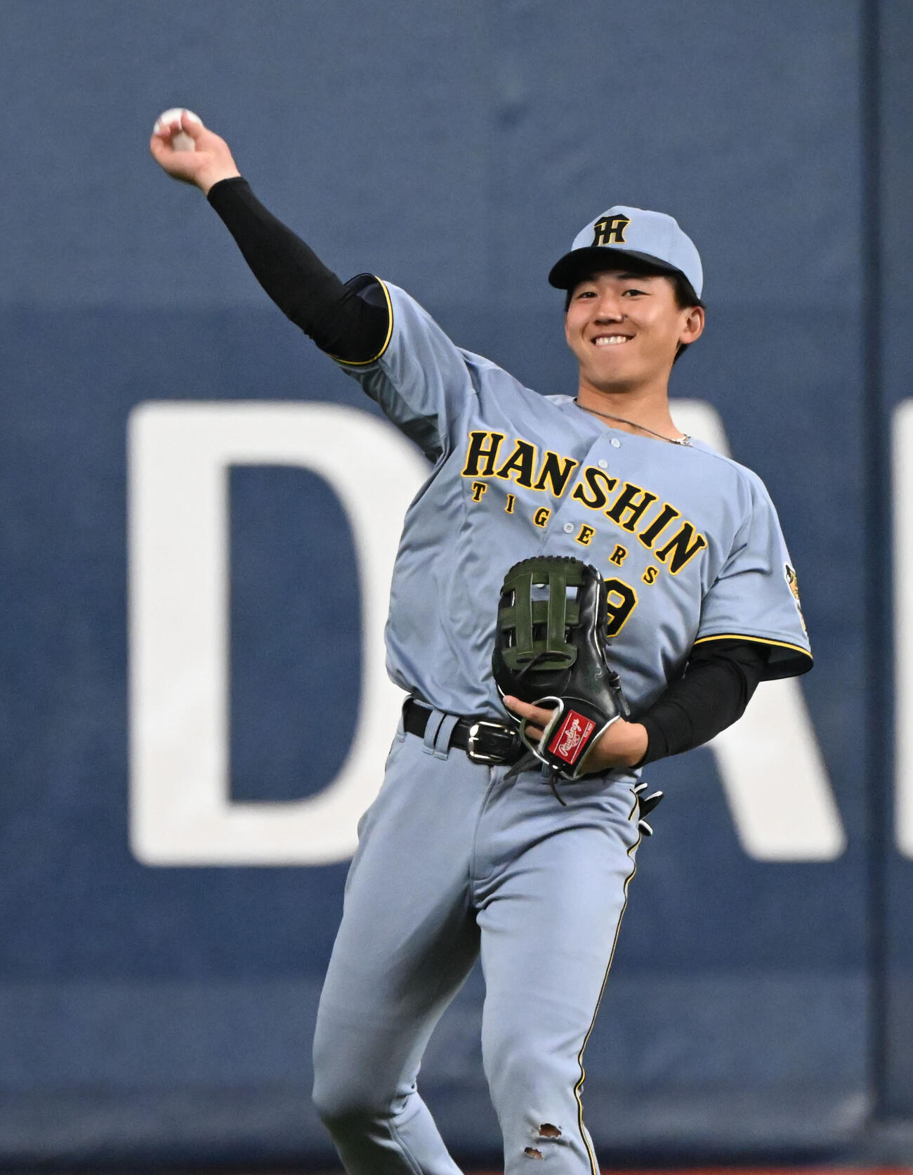 オリックス対阪神　4回、守備につき明るい表情を見せる左翼手阪神立石（撮影・和賀正仁）