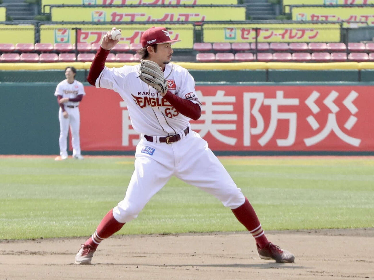 守備練習をする楽天入江（撮影・高橋香奈）