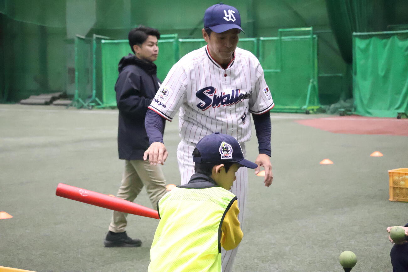 子どもに指導するヤクルトのベースボールアカデミーの度会ヘッドコーチ（撮影・塚本光）