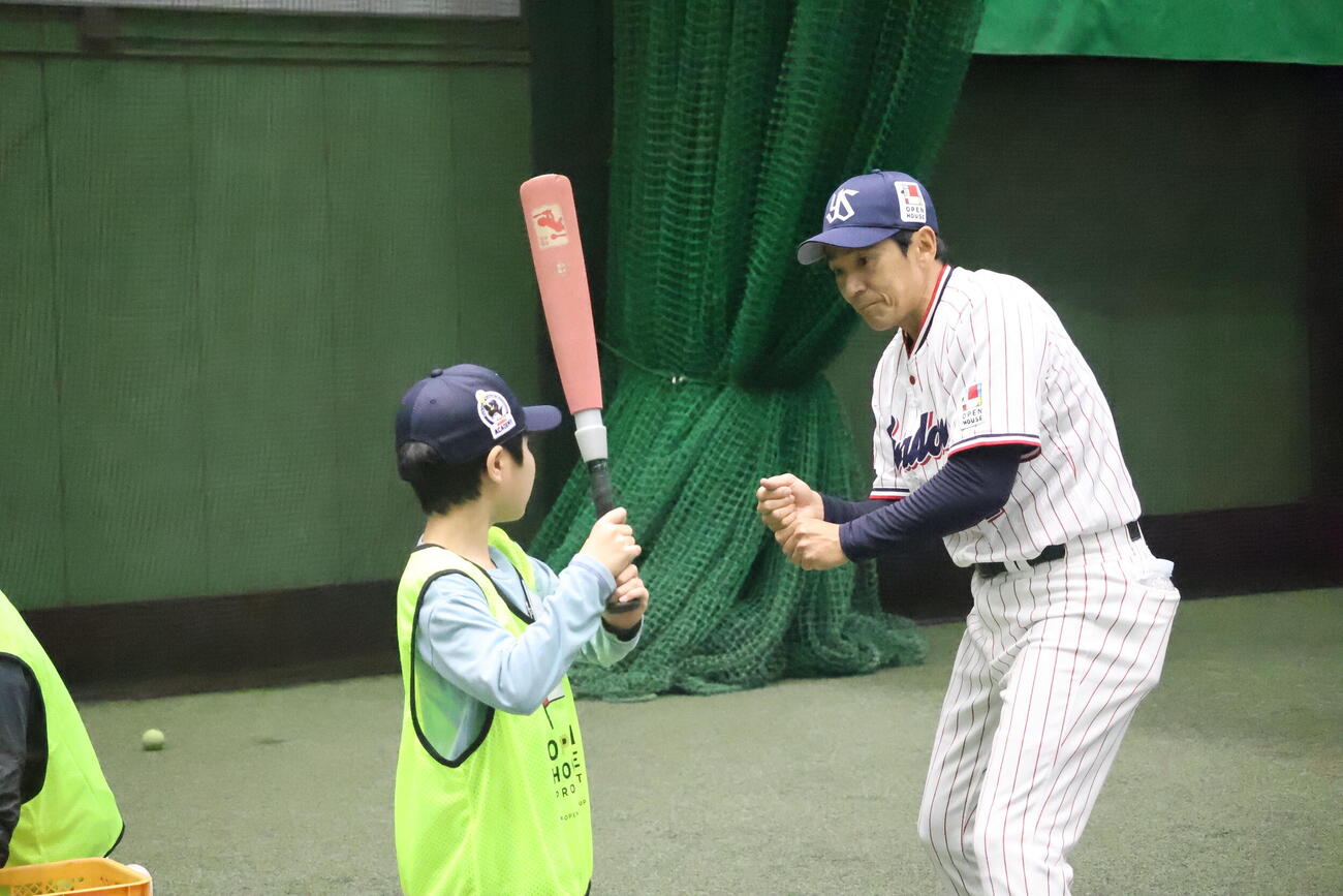子どもに指導するヤクルトのベースボールアカデミーの度会ヘッドコーチ（撮影・塚本光）