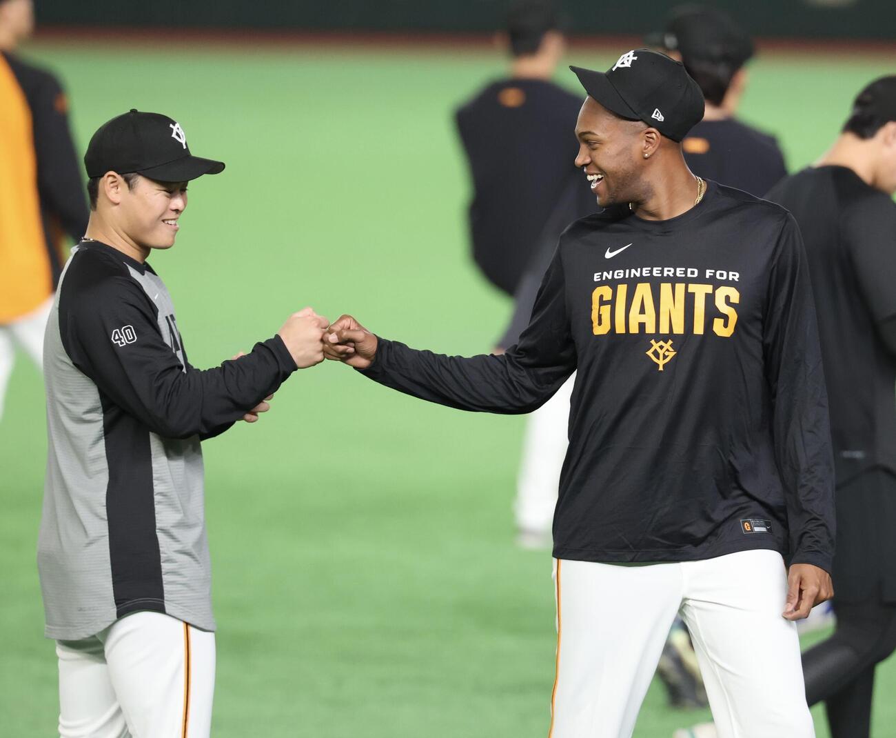 1軍合流した巨人マルティネス(右)は中山と笑顔でグータッチ(撮影・浅見桂子)