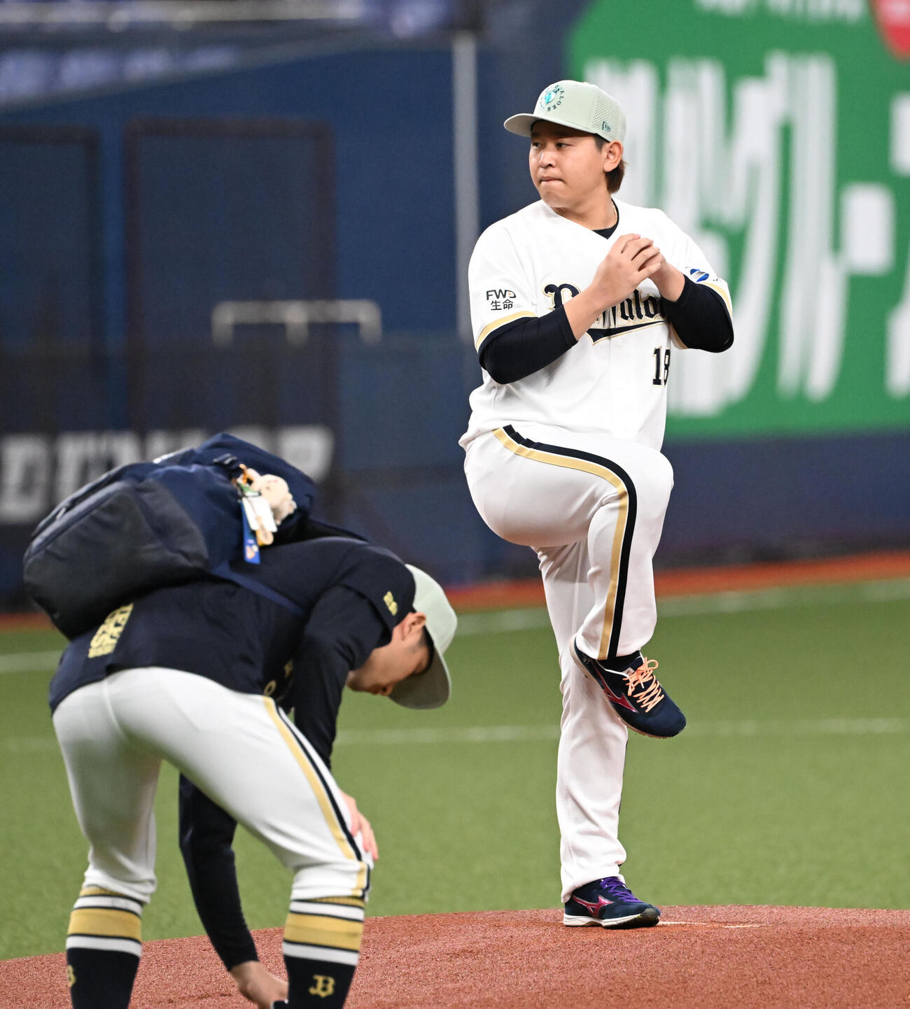 京セラのマウンドを確認するオリックス宮城（撮影・和賀正仁）