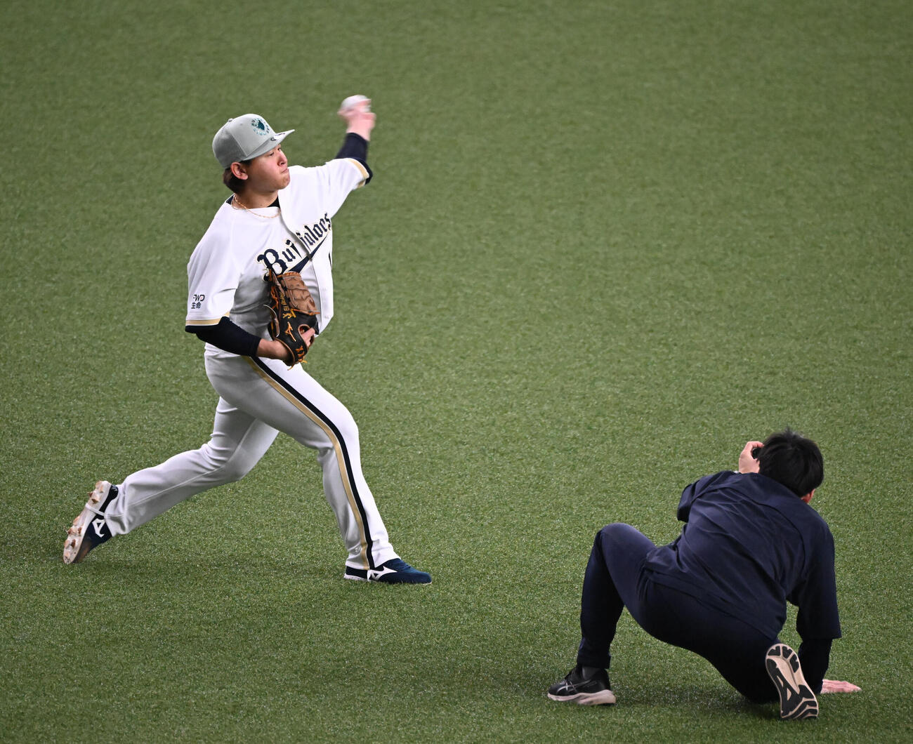 広報にローアングルから撮影されながらキャッチボールするオリックス宮城（撮影・和賀正仁）
