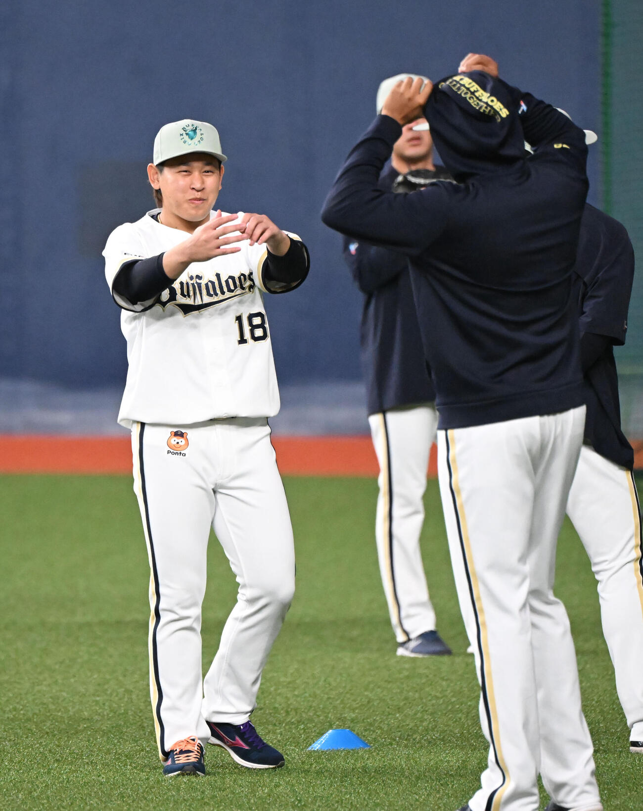 笑顔でウオームアップするオリックス宮城（撮影・和賀正仁）