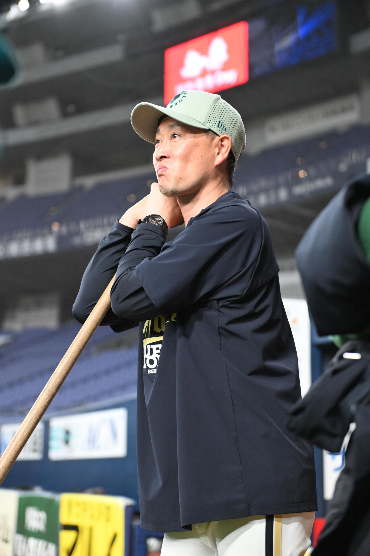 トンボに寄りかかり練習を見るオリックス岸田監督（撮影・和賀正仁）