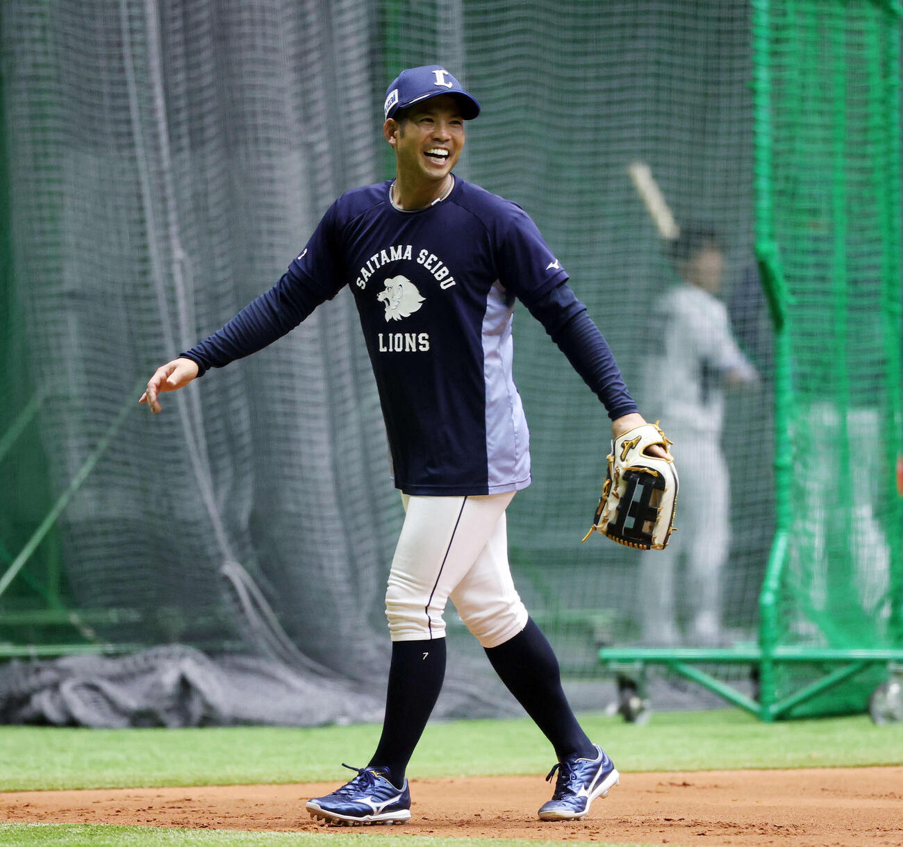 室内練習で笑顔を見せる西武桑原（撮影・宮地輝）