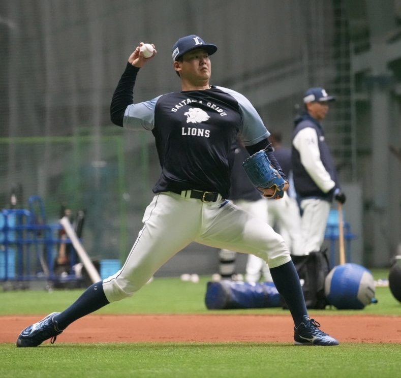キャッチボールをする西武渡辺（撮影・小島史椰）