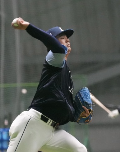 キャッチボールをする西武渡辺（撮影・小島史椰）