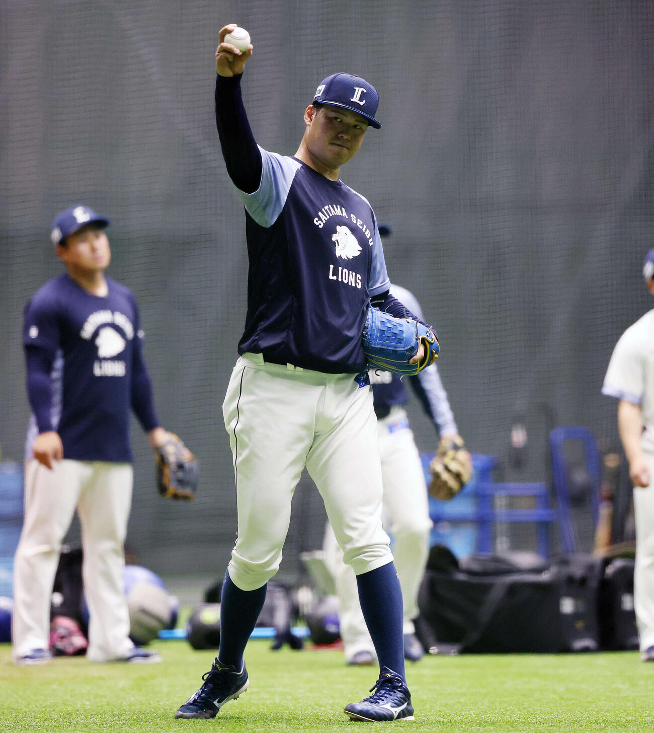 室内でキャッチボールする西武渡辺（撮影・宮地輝）