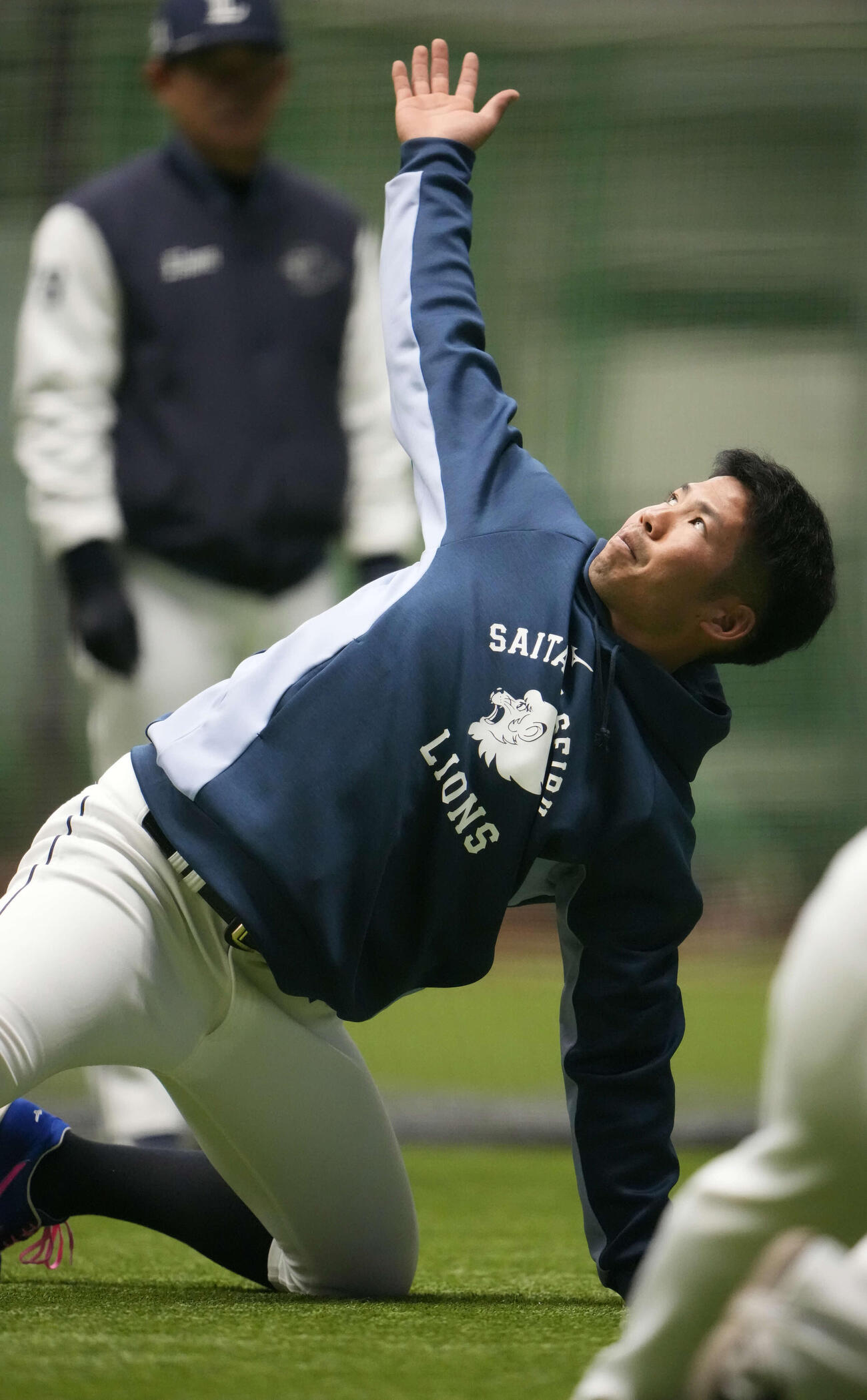 ストレッチをする西武桑原（撮影・小島史椰）