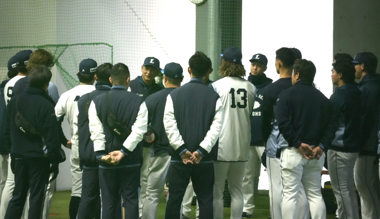 選手に言葉をかける西武西口監督（中央左）（撮影・小島史椰）