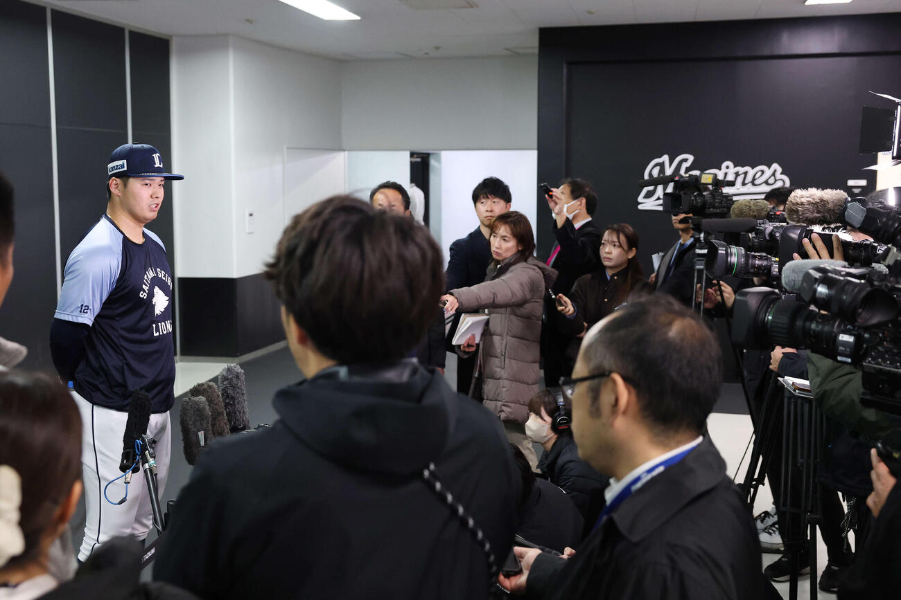 記者からの質問に答える西武渡辺（撮影・宮地輝）