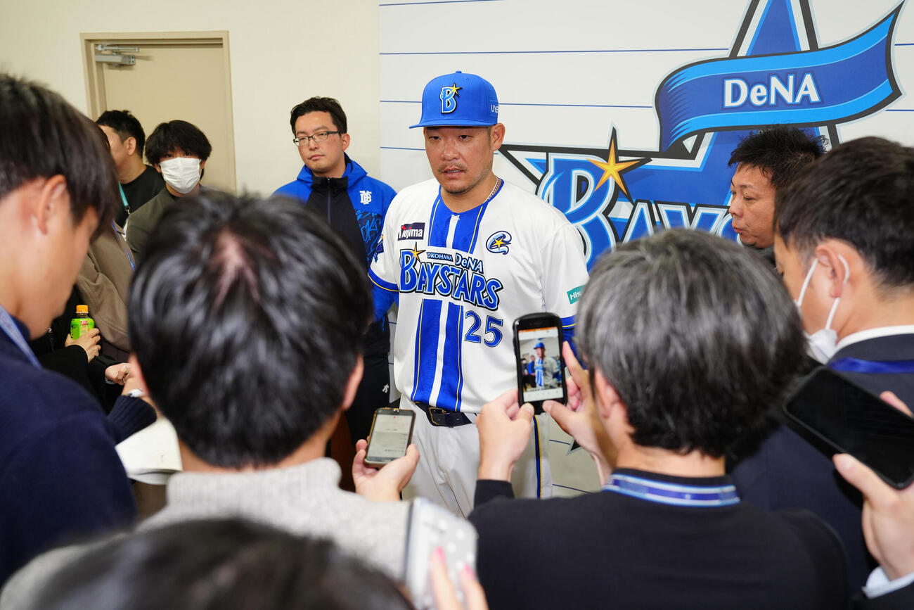 練習前に取材に応じるDeNA筒香（撮影・鈴木みどり）