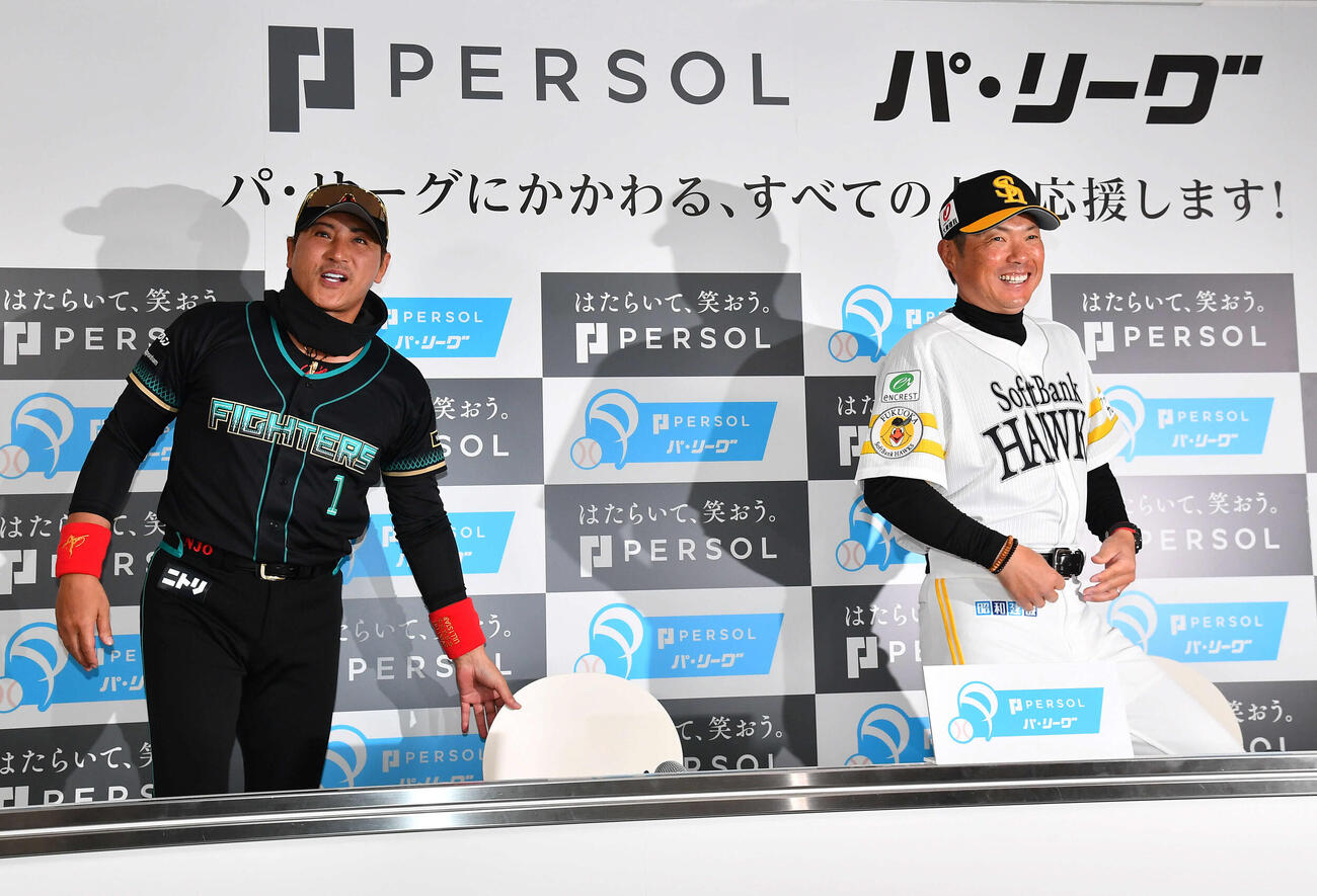 開幕前日会見に臨む日本ハム新庄監督（左）とソフトバンク小久保監督（撮影・岩下翔太）