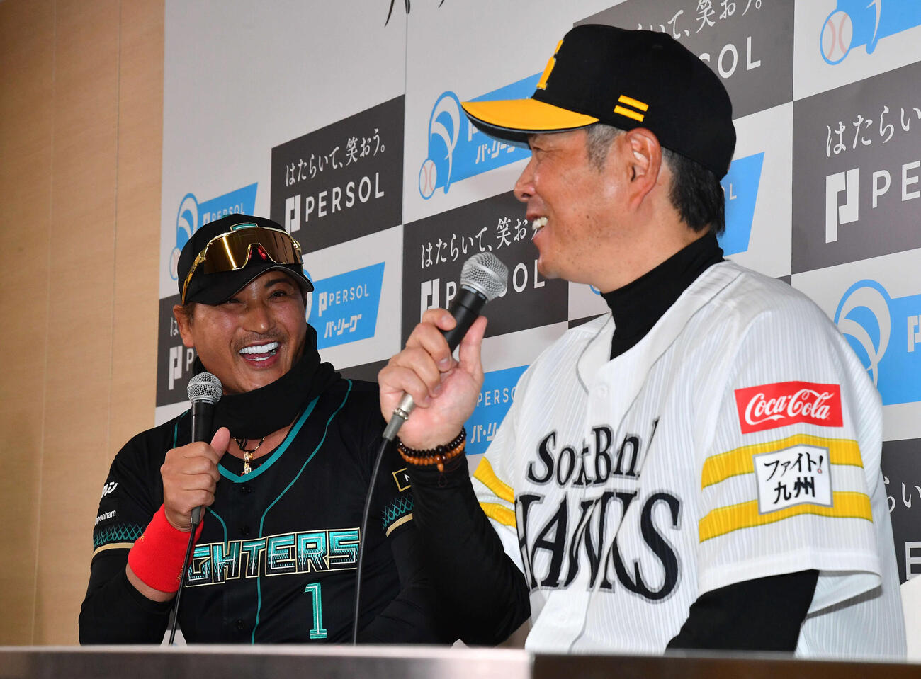 和やかな雰囲気で開幕前日会見を行った日本ハム新庄監督（左）とソフトバンク小久保監督（撮影・岩下翔太）