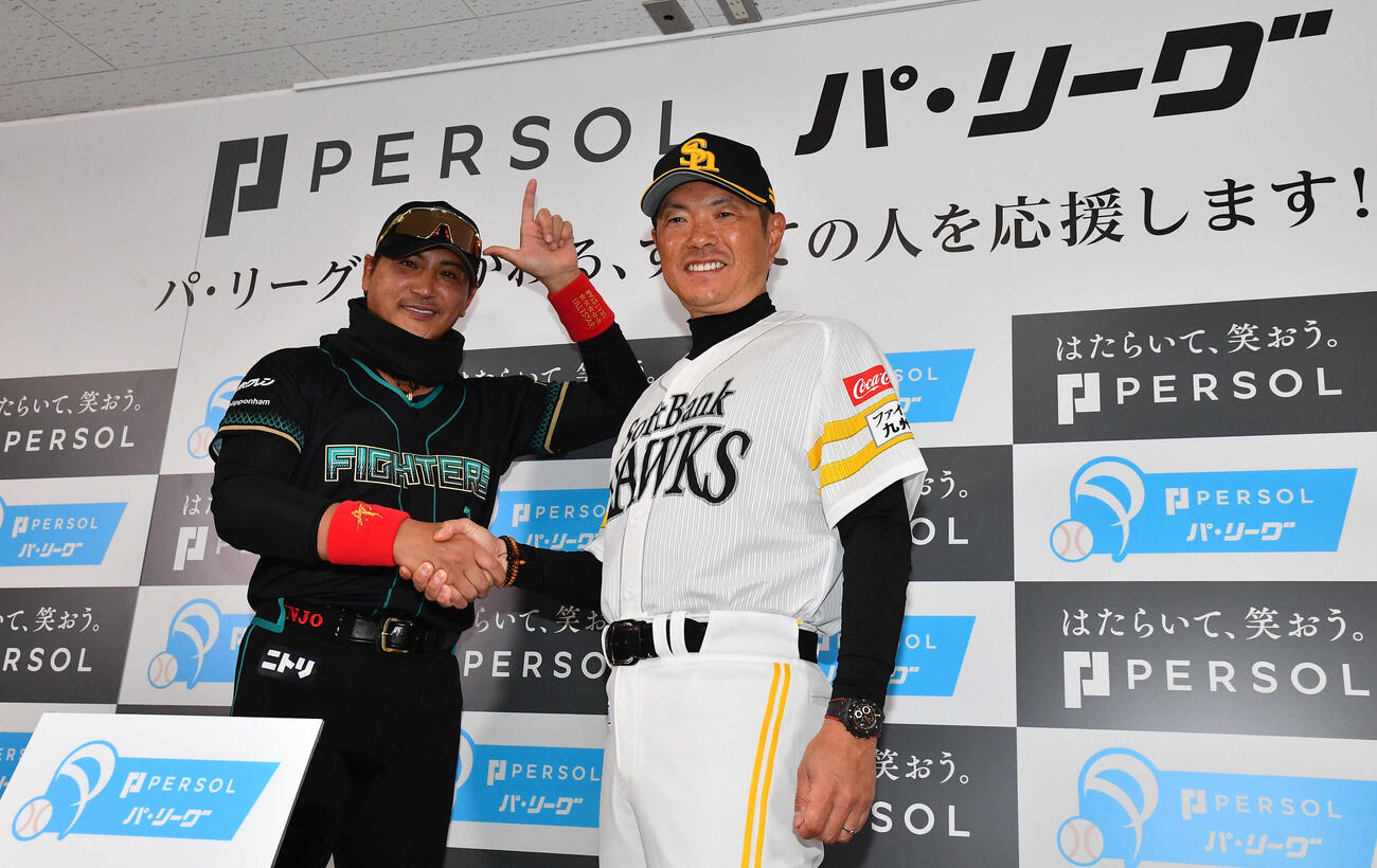 開幕前日会見で握手を交わすソフトバンク小久保監督（右）と日本ハム新庄監督（撮影・岩下翔太）