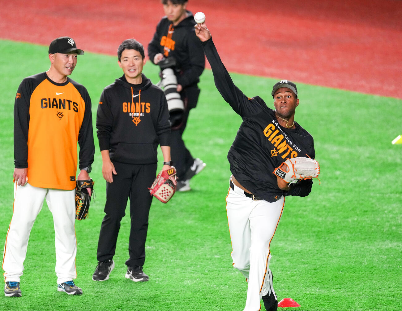 キャッチボールをする巨人マルティネス（右）を見守る阿部監督（撮影・増田悦実）