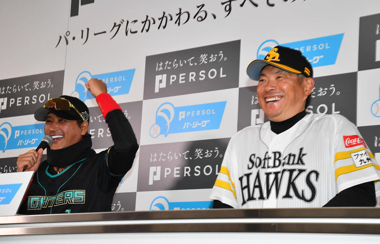 和やかな雰囲気で開幕前日会見を行った日本ハム新庄監督（左）とソフトバンク小久保監督（撮影・岩下翔太）