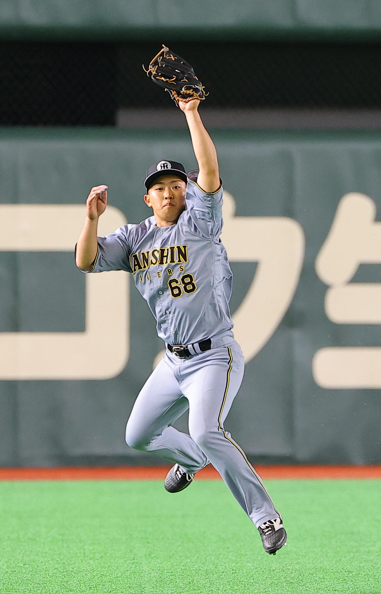 シートノックで左翼を守る中川（撮影・上田博志）