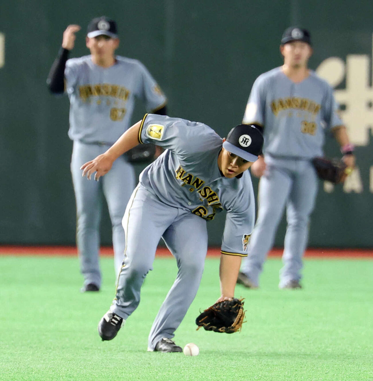 左翼ノックを受ける阪神中川（撮影・浅見桂子）
