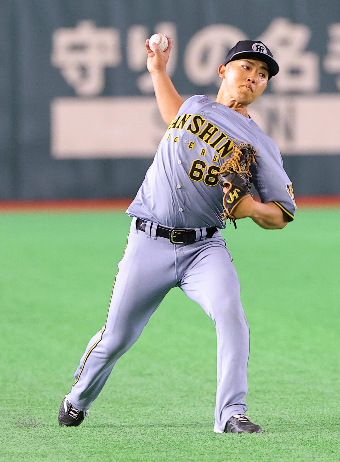 シートノックで左翼を守る中川（撮影・上田博志）