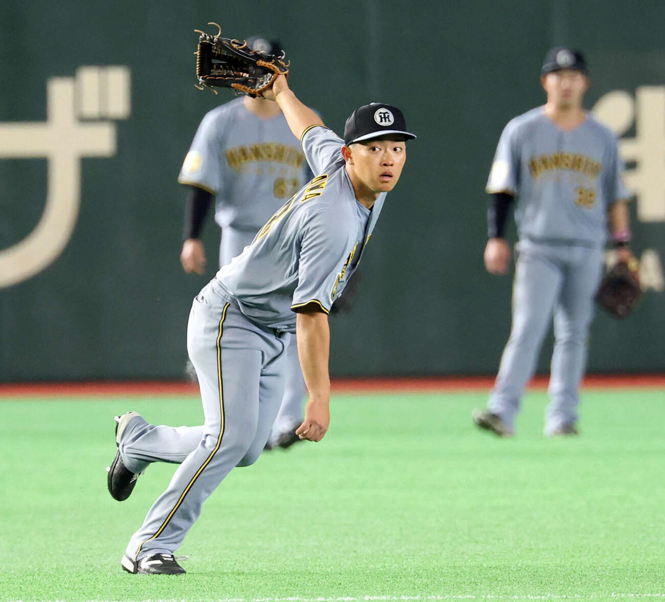 左翼ノックで送球する阪神中川（撮影・浅見桂子）