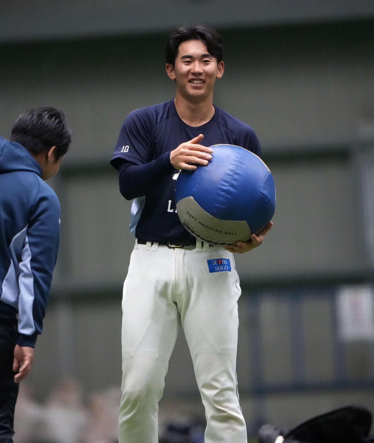 トレーニングをする西武小島（撮影・小島史椰）