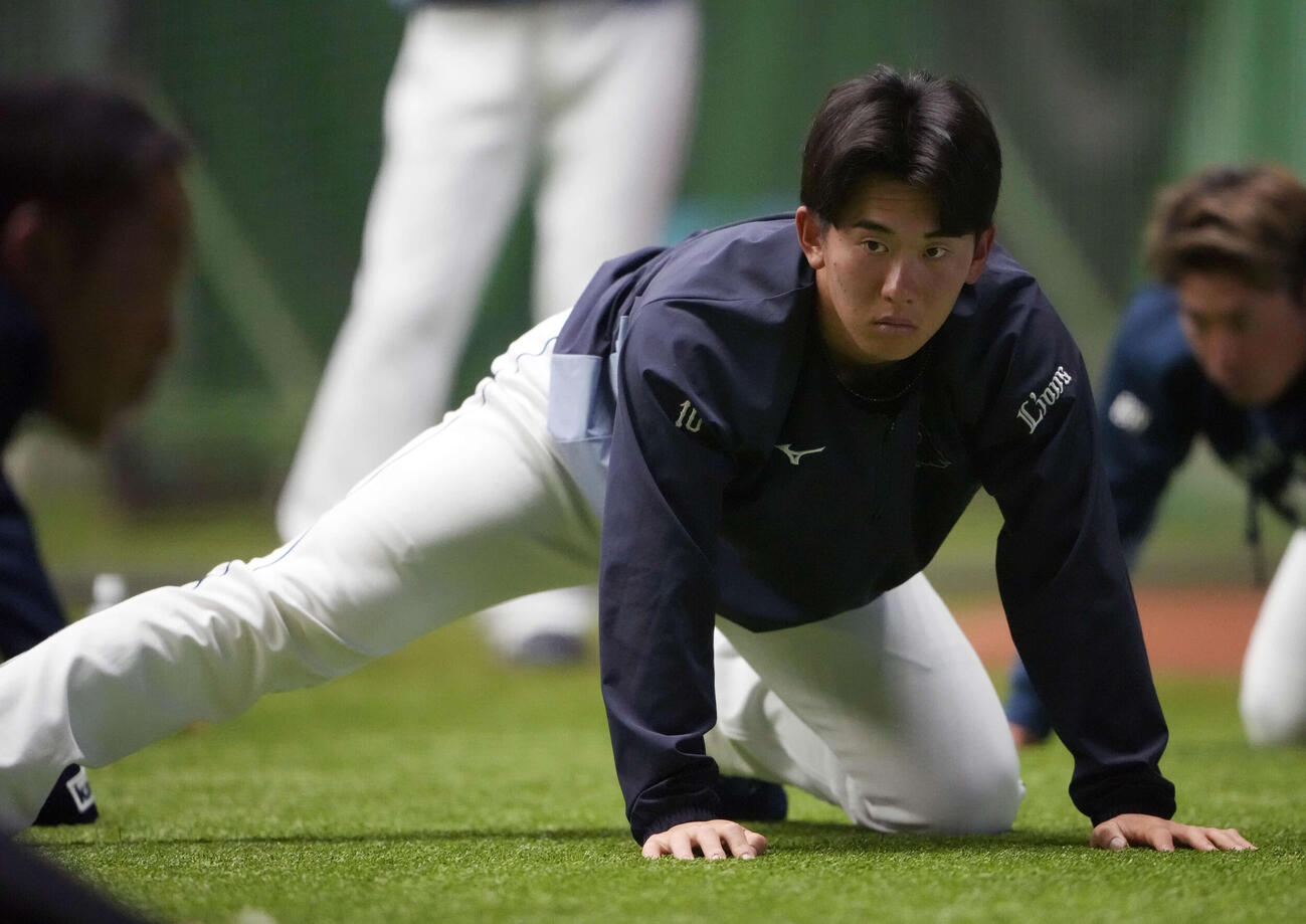 ストレッチをする西武小島（撮影・小島史椰）
